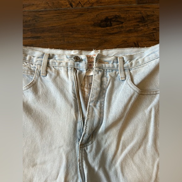 guess light wash jean shorts - Picture 2 of 5